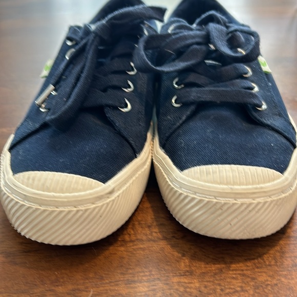 Cariuma blue sneakers. Size 7.5 in women’s and 6 in men’s. Great used condition. - Picture 2 of 5